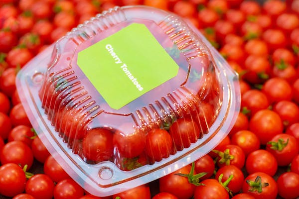 ¿Cómo ayudan las cajas de envasado de plástico a mejorar la eficiencia de la cadena de suministro, particularmente en términos de utilización del espacio y optimización de carga?
