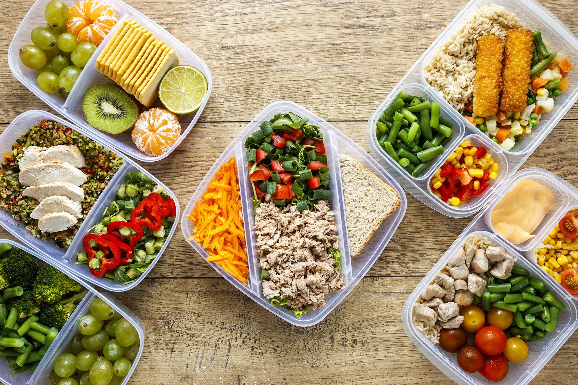 ¿Cómo contribuye el diseño de la PP Food Box a su capacidad de apilamiento y ahorro de espacio, especialmente en cocinas concurridas o entornos comerciales?