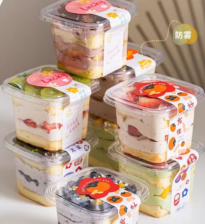 ¿Una bandeja para alimentos de PS libera sustancias químicas nocivas cuando entra en contacto con alimentos calientes, en comparación con una bandeja para alimentos de PET?