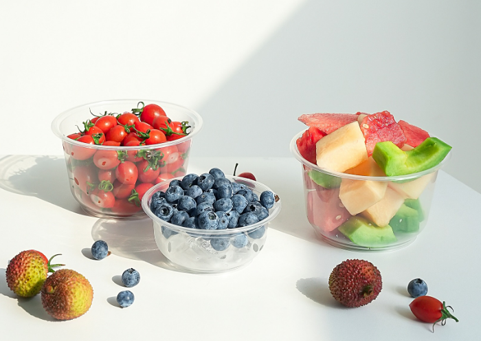 ¿Cómo se comportan los recipientes de plástico para alimentos frente a los recipientes de cerámica cuando se almacenan alimentos ácidos como salsa de tomate o cítricos?